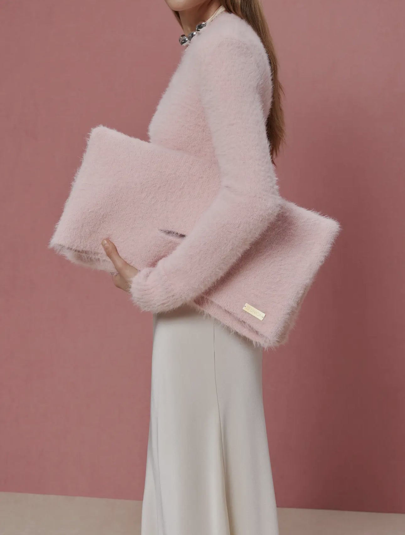 01 - Soft Clutch Bag Made of Fluffy Yarn