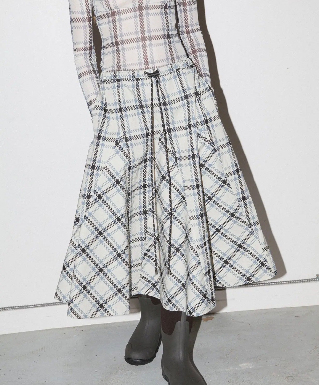 01- Plaid Skirt in Peak in

Raw Pictures
