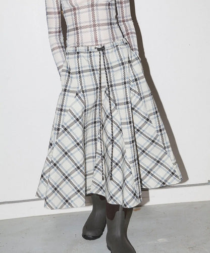 01- Plaid Skirt in Peak in

Raw Pictures
