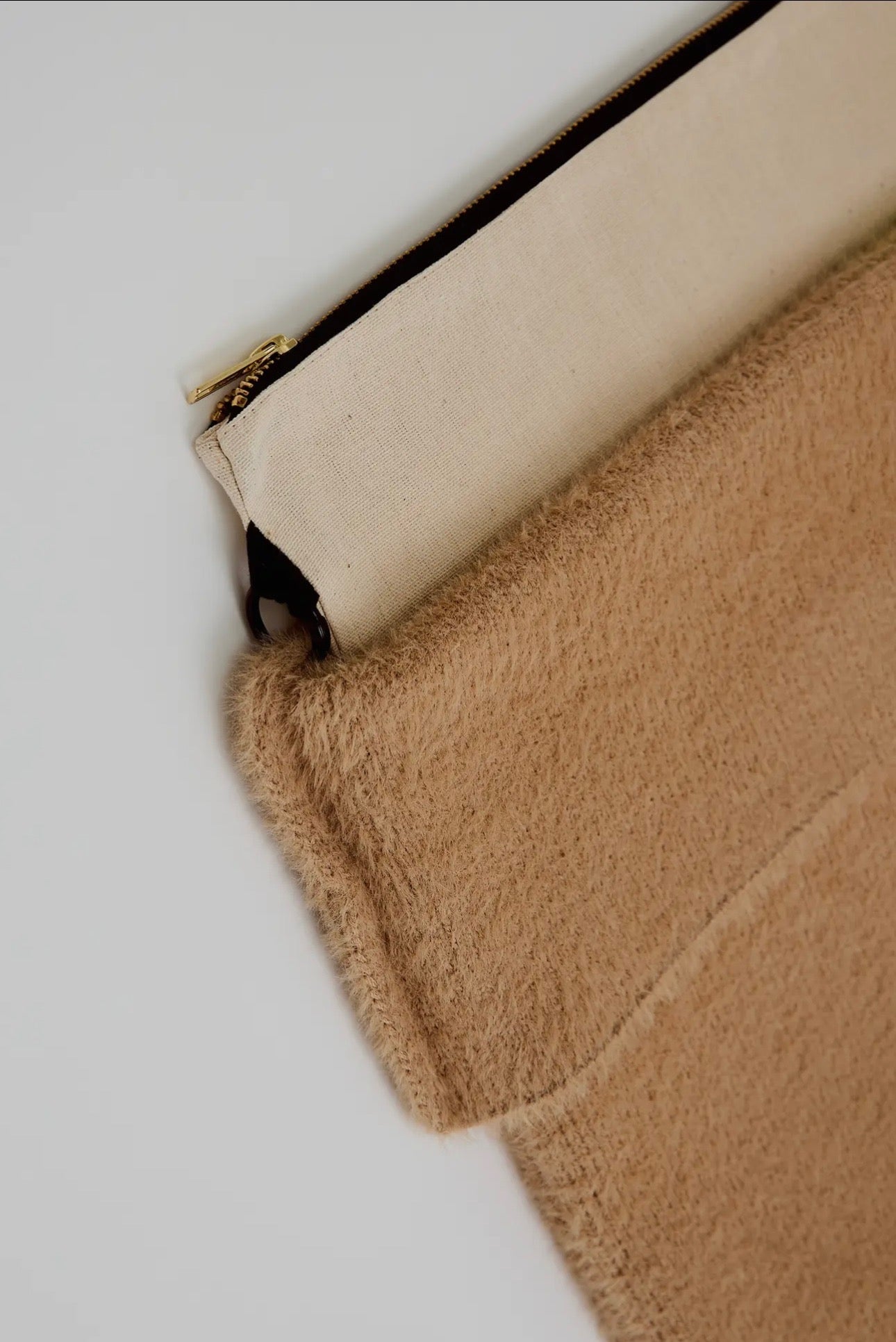 03 - Soft Clutch Bag Made of Fluffy Yarn